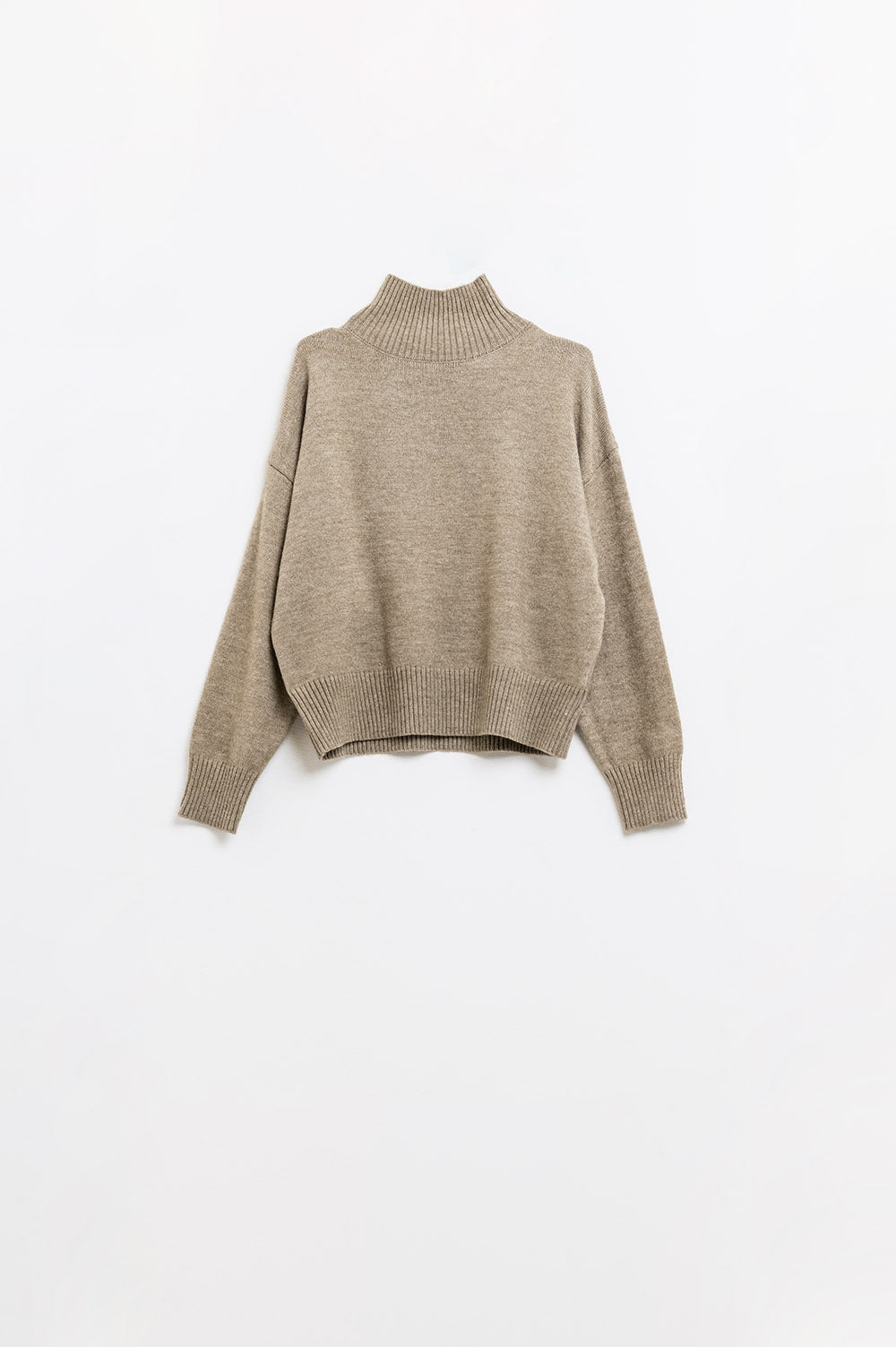 pull en maille épaisse beige avec col roulé