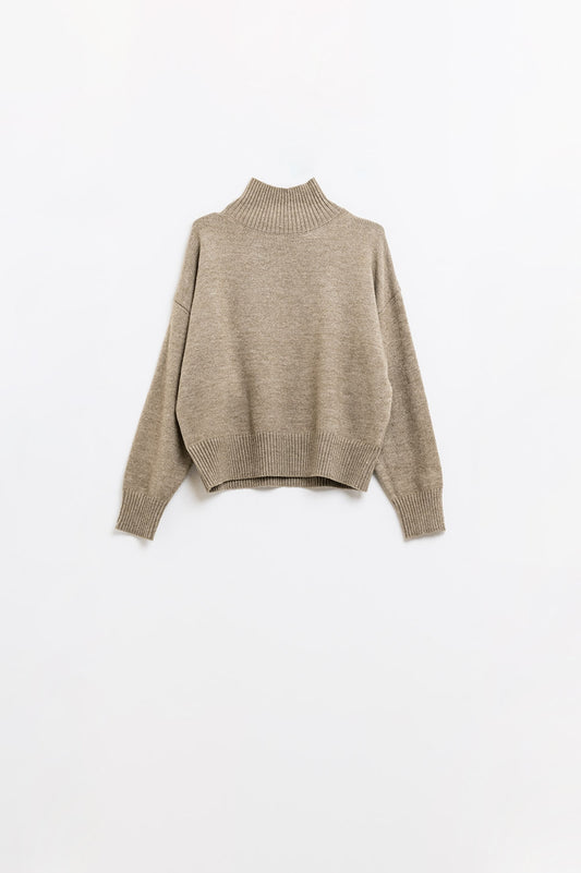 pull en maille épaisse beige avec col roulé