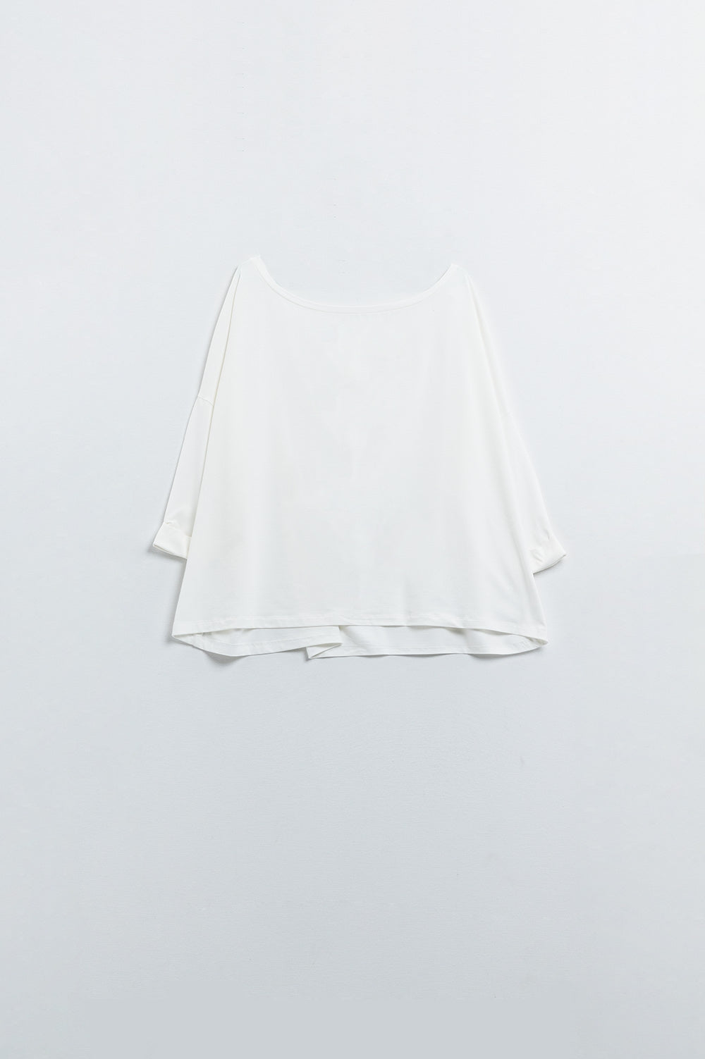 T-shirt blanc en tissu fin et extensible avec un col bateau