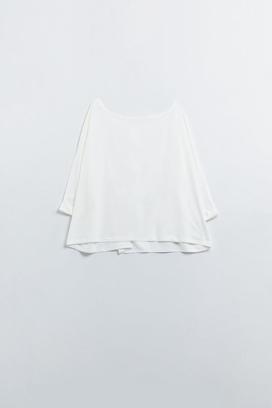 T-shirt blanc en tissu fin et extensible avec un col bateau