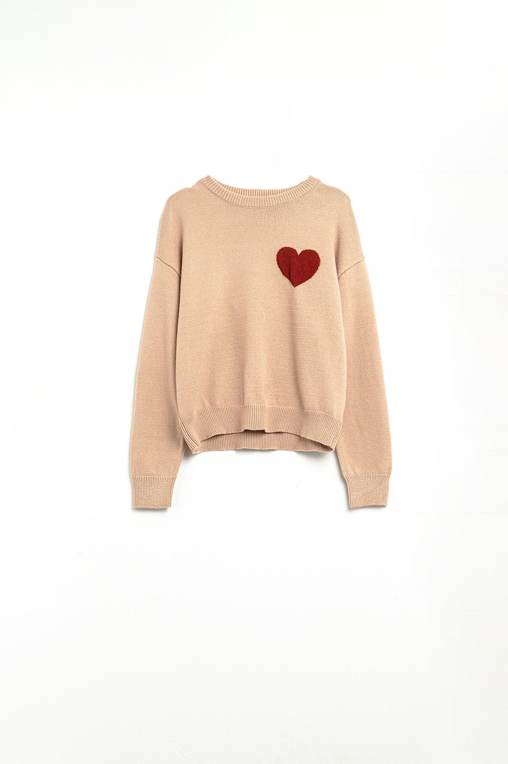 Pull-over beige avec détails en forme de cœur rouge