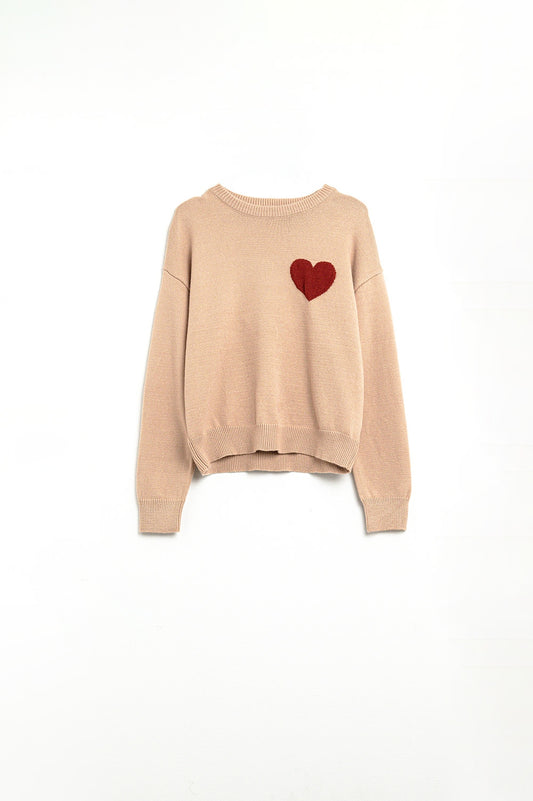 Pull-over beige avec détails en forme de cœur rouge