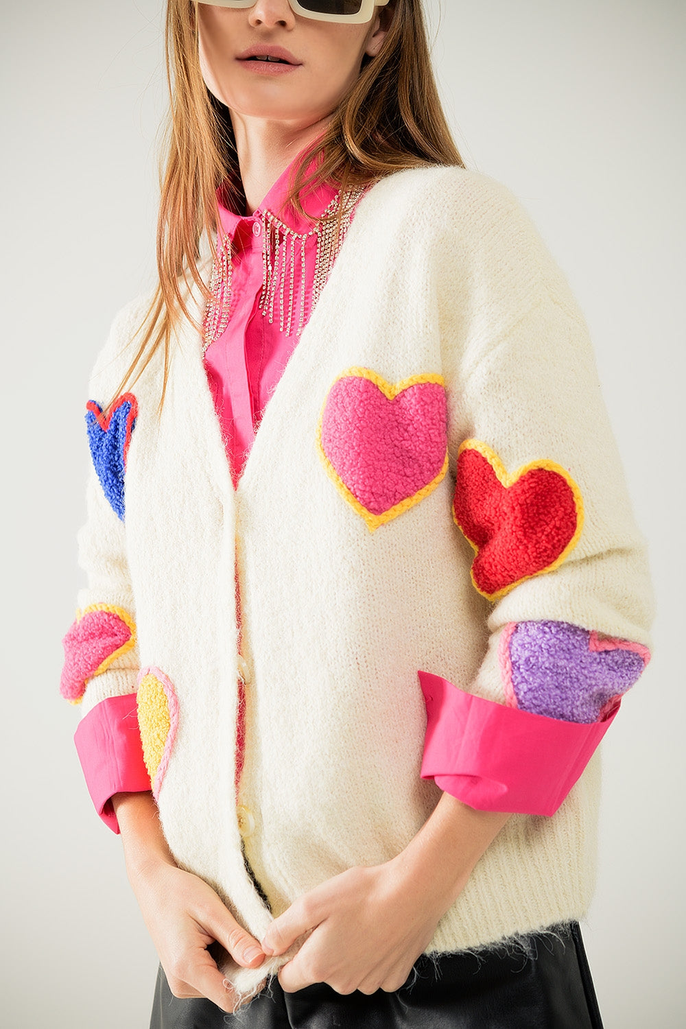 Cardigan en maille beige avec cœurs brodés