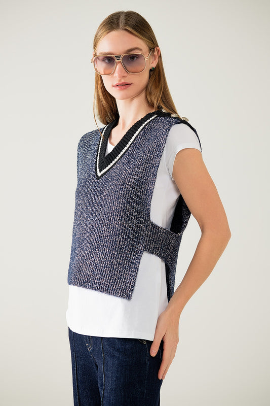 Gilet tricoté à col en V avec ouverture sur le côté