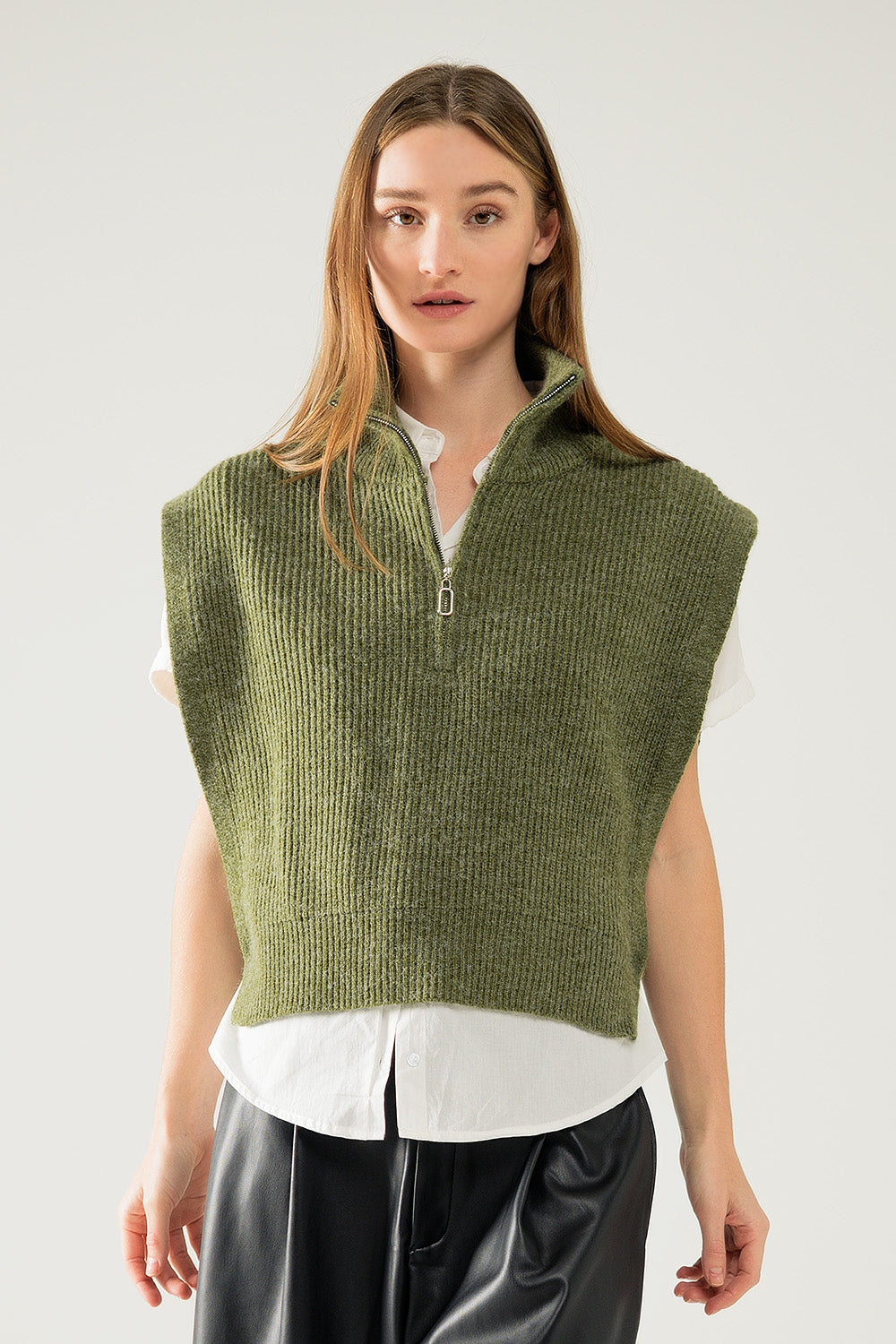 Pull vert sans manches à col roulé avec fermeture à glissière