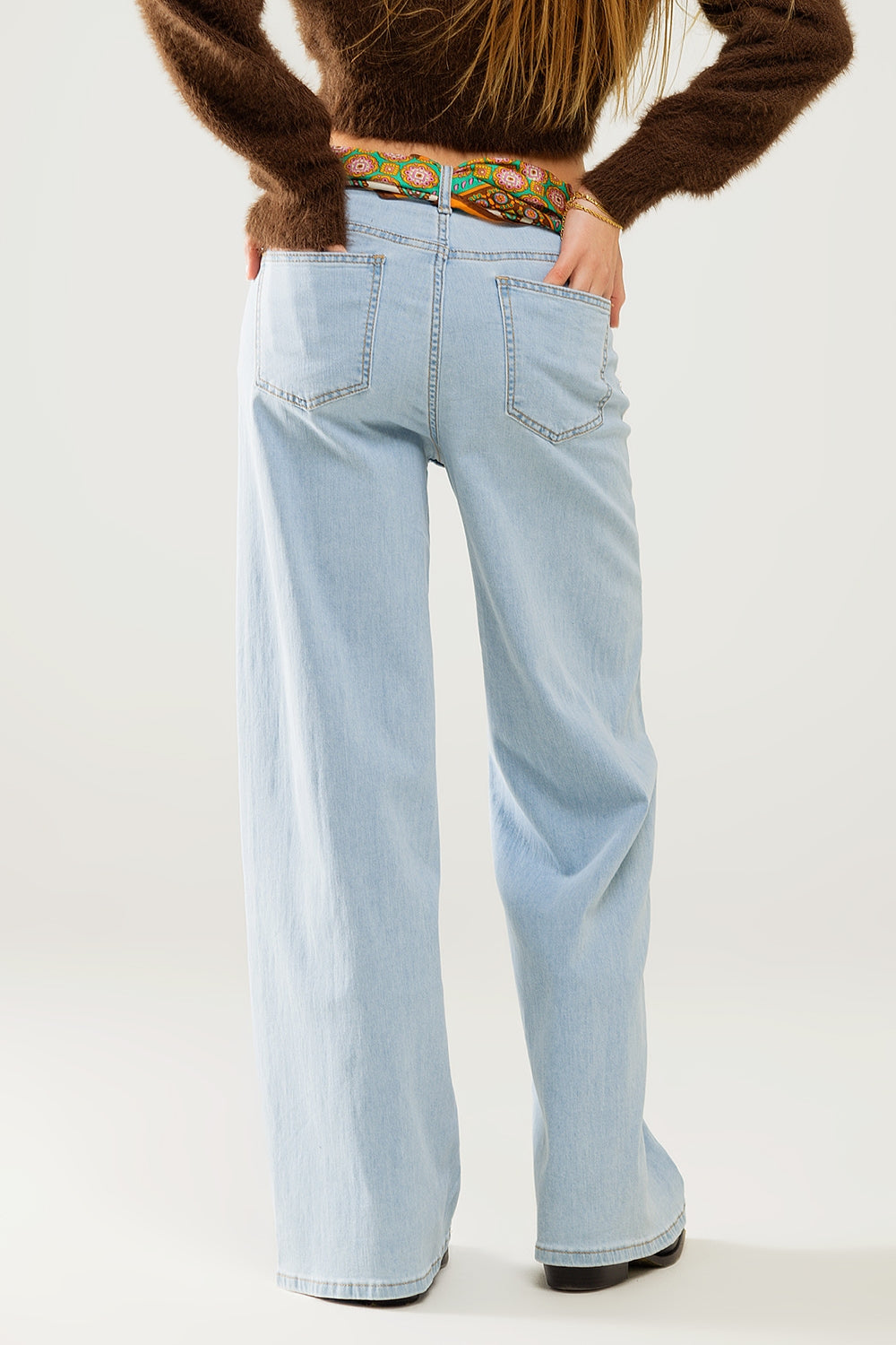 jean à jambe large en délavage léger avec couture latérale