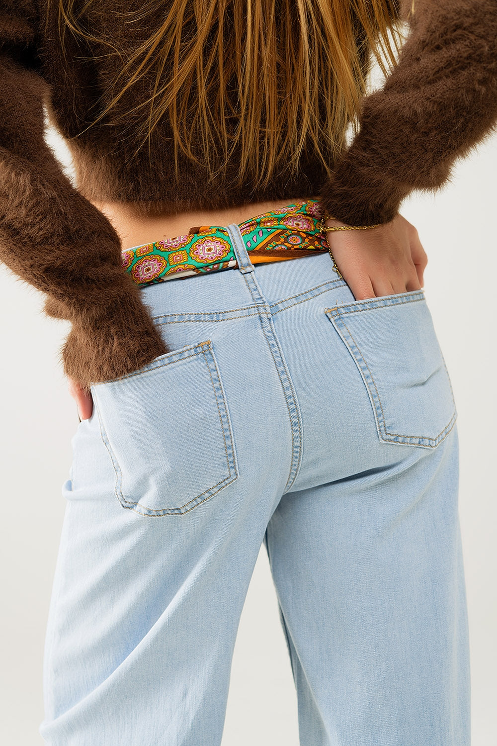 jean à jambe large en délavage léger avec couture latérale