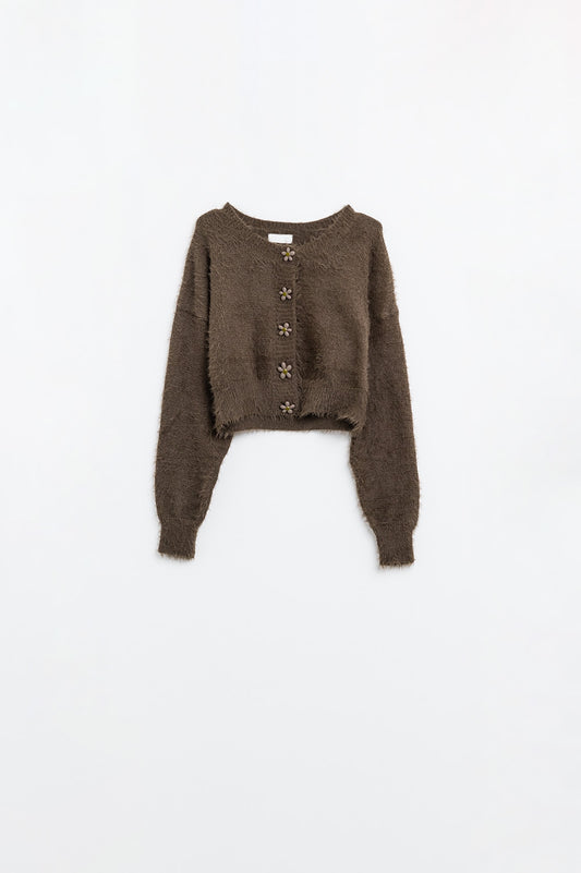 Cardigan court et moelleux de couleur marron avec des boutons en forme de fleurs