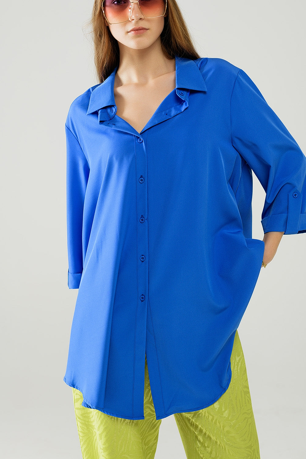 Chemise confectionnée en tissu très doux et léger de couleur bleu électrique.