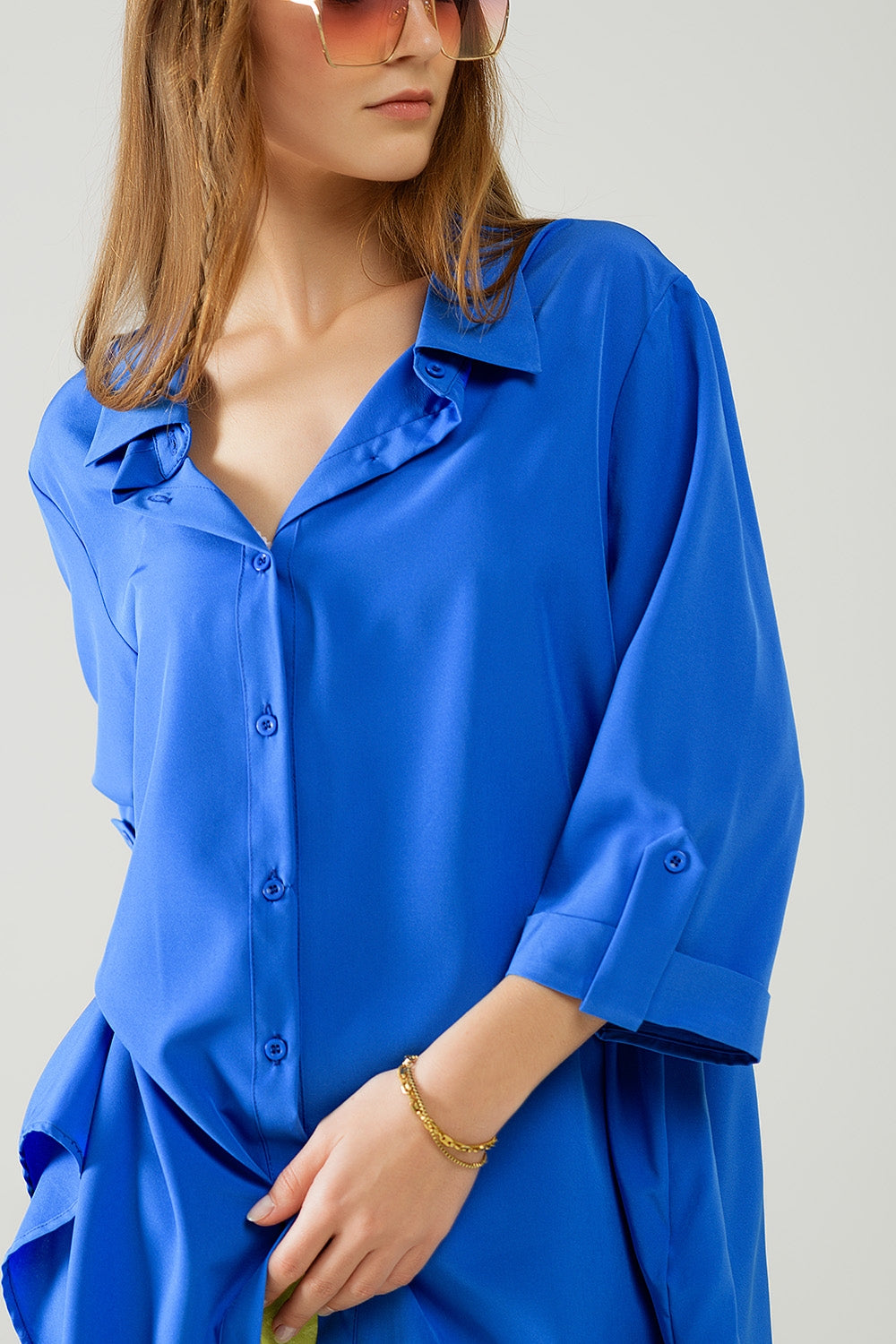 Chemise confectionnée en tissu très doux et léger de couleur bleu électrique.