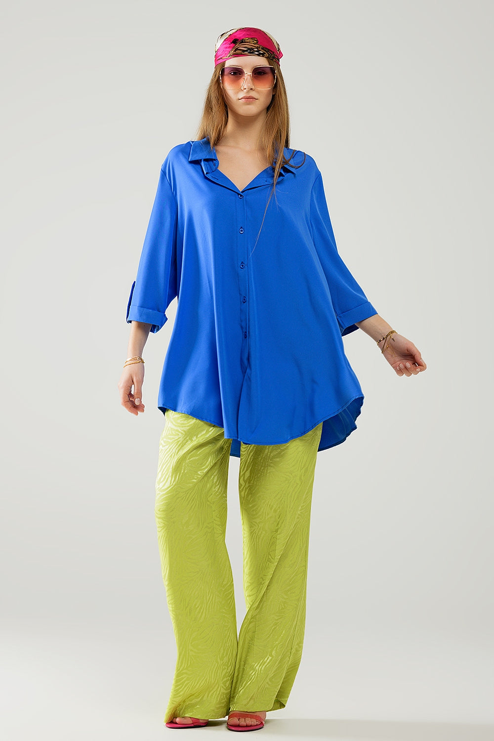 Chemise confectionnée en tissu très doux et léger de couleur bleu électrique.