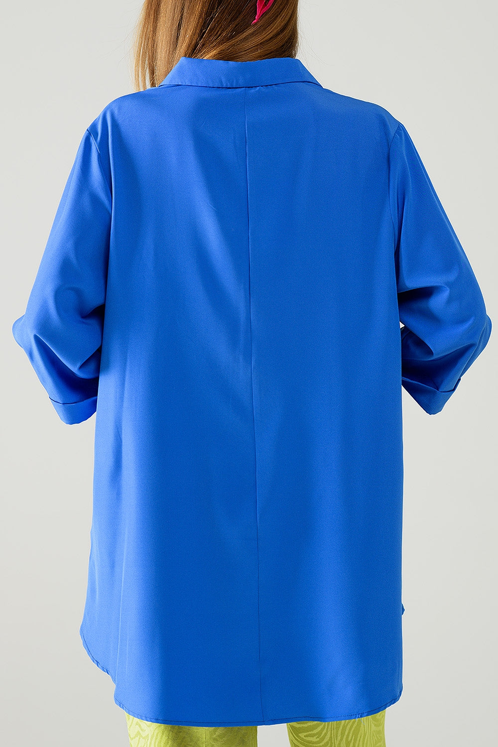 Chemise confectionnée en tissu très doux et léger de couleur bleu électrique.