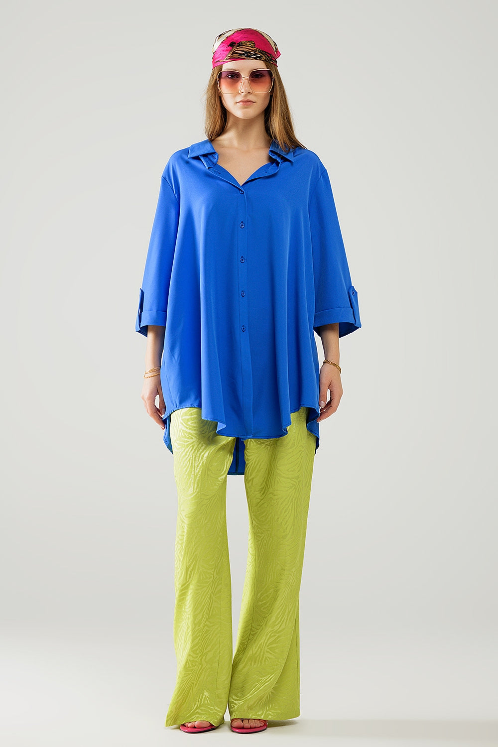 Chemise confectionnée en tissu très doux et léger de couleur bleu électrique.