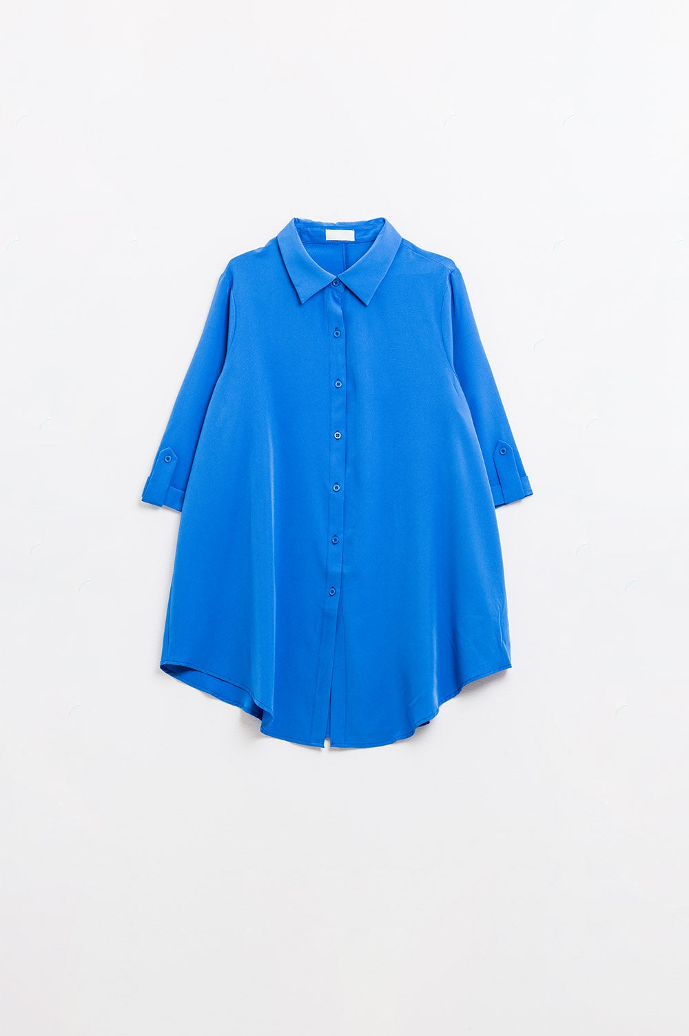 Chemise confectionnée en tissu très doux et léger de couleur bleu électrique.