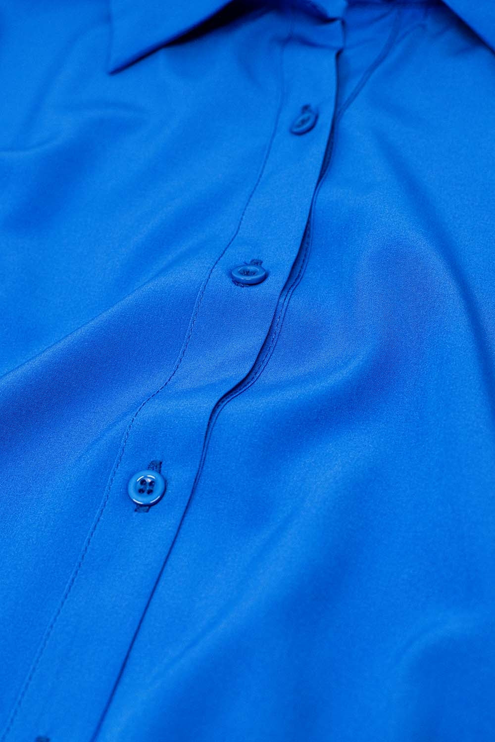 Chemise confectionnée en tissu très doux et léger de couleur bleu électrique.