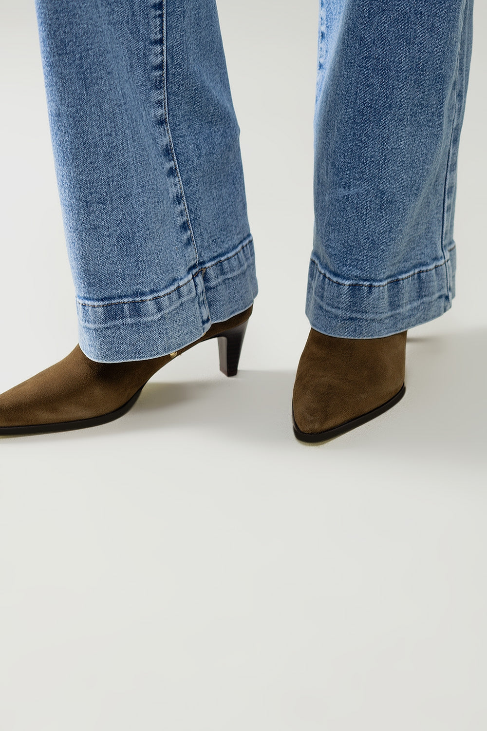 Jean extensible à jambe droite avec poches sur le devant délavage moyen