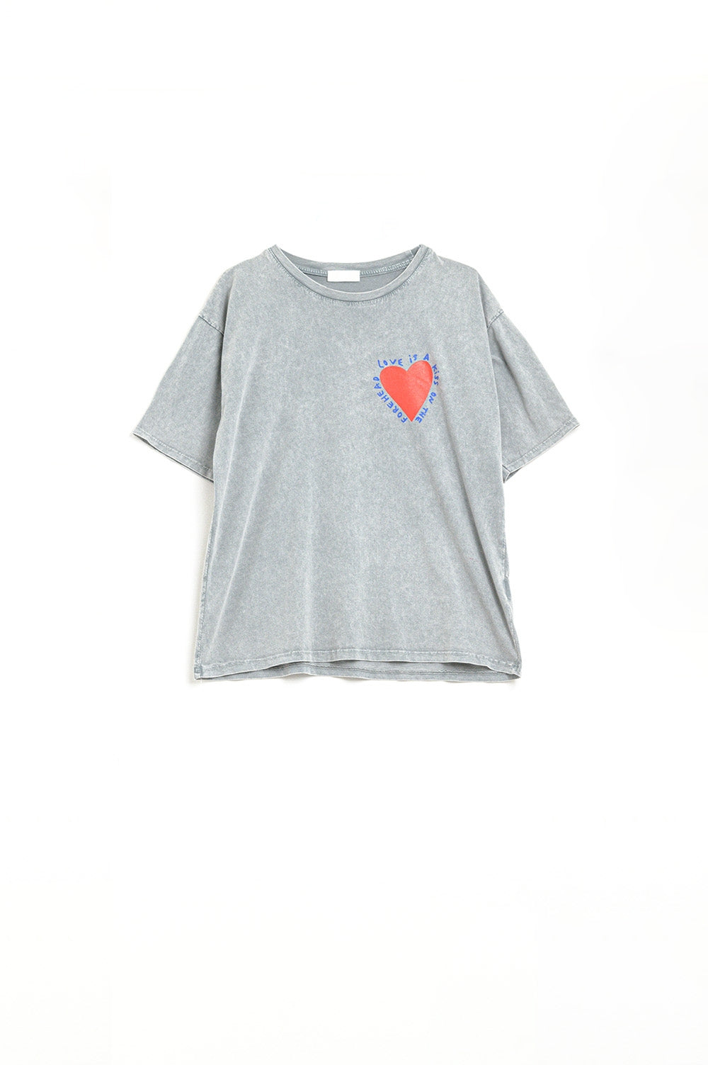 T-shirt gris orné d'un motif en forme de cœur sur le devant et le dos