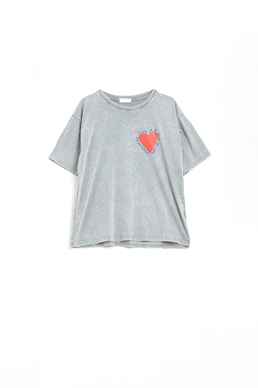 T-shirt gris orné d'un motif en forme de cœur sur le devant et le dos