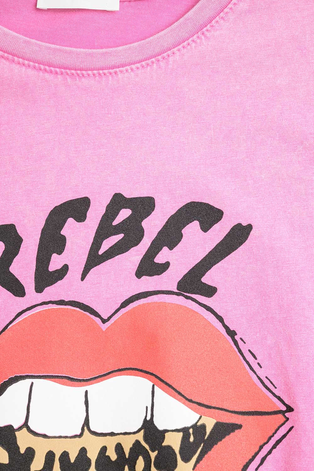 Tee-shirt graphique Pink Rebel avec languette imprimée léopard