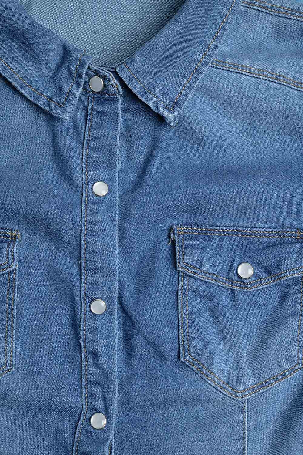 Chemise ajustée en denim extensible avec poches sur la poitrine