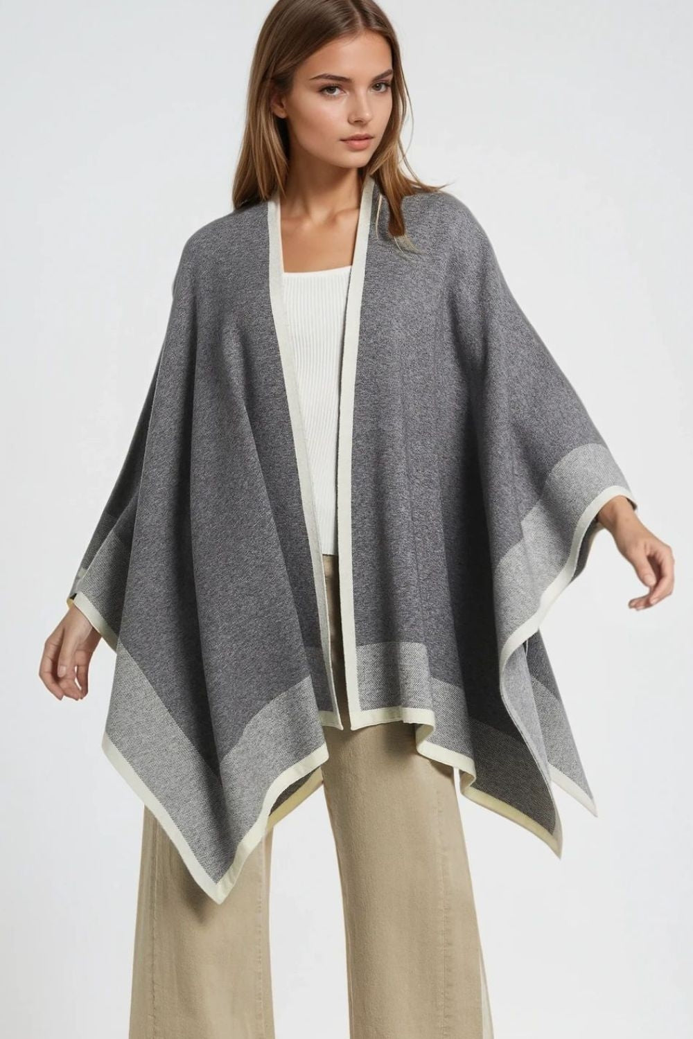 Poncho tricoté en gris avec bordures écrues