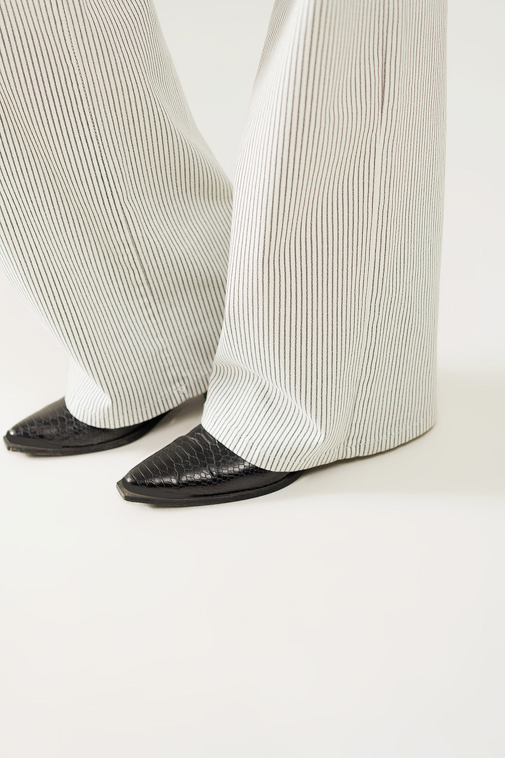 Pantalon rayé à jambe droite en tissu extensible