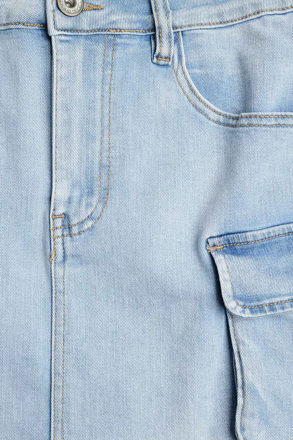Jupe mini en denim clair avec poches latérales cargo