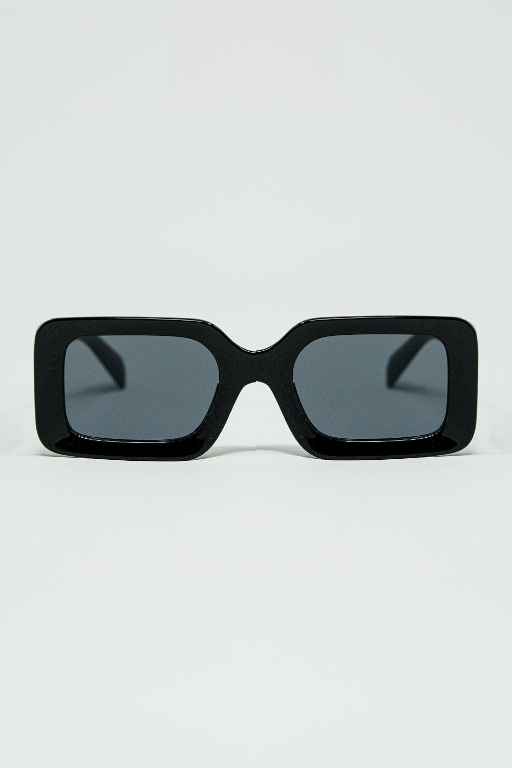 Lunettes de soleil carrées noires avec détails sur le côté
