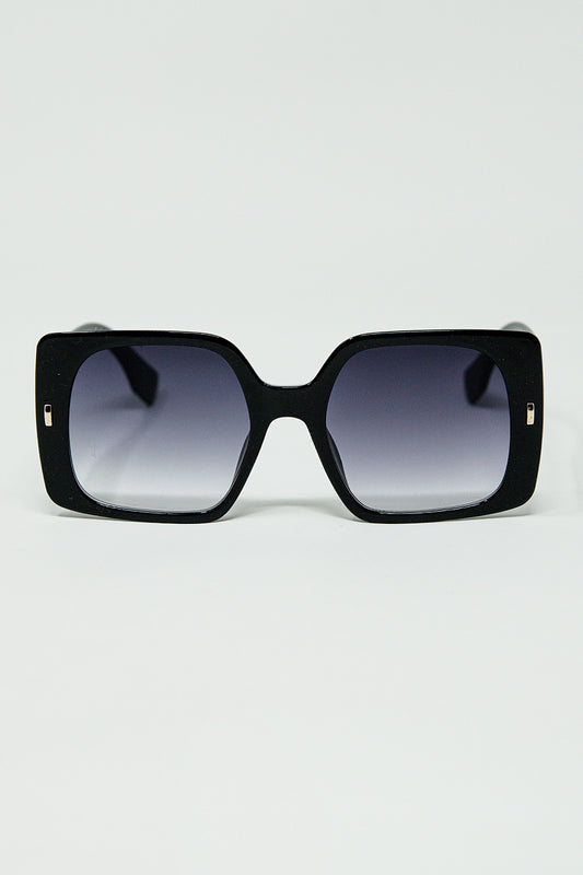 Lunettes de soleil carrées noires avec détails dorés sur le côté
