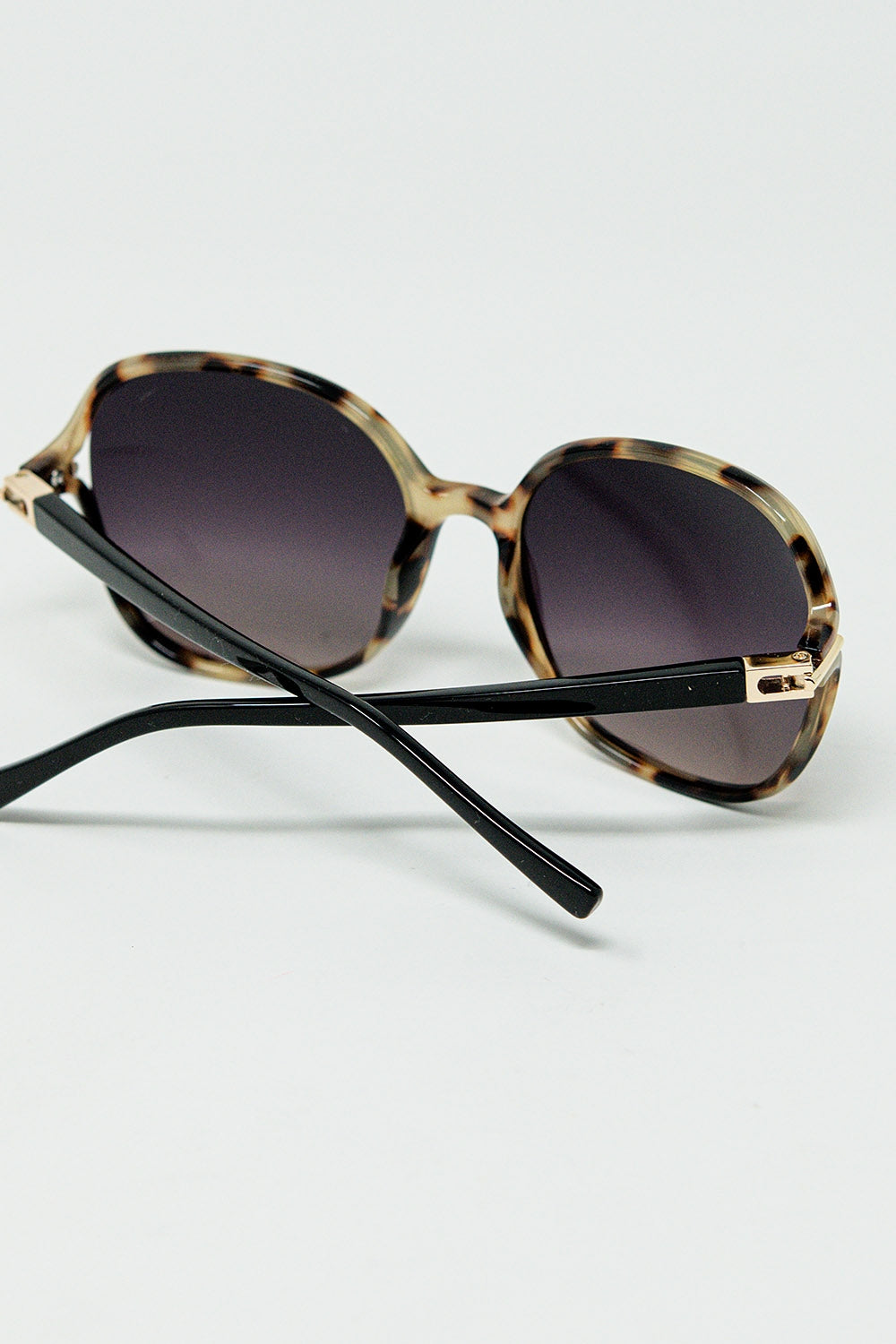 Lunettes de soleil rondes imprimées en beige avec détails en métal doré