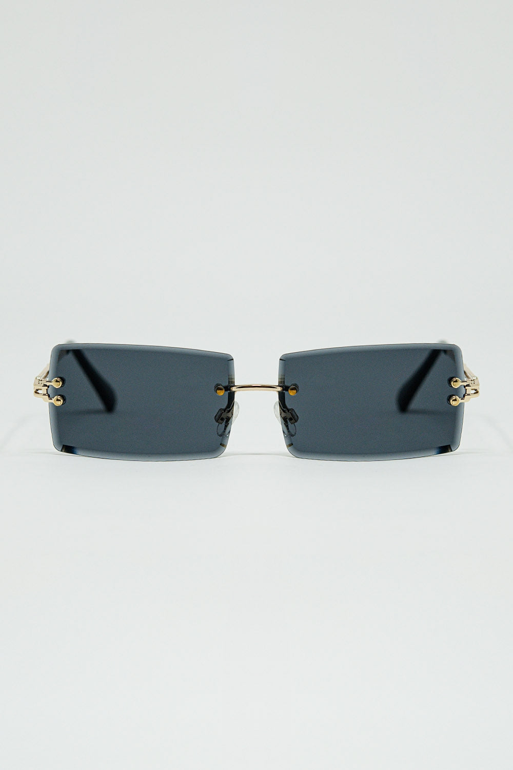 Lunettes de soleil carrées dorées à monture fine avec verres noirs