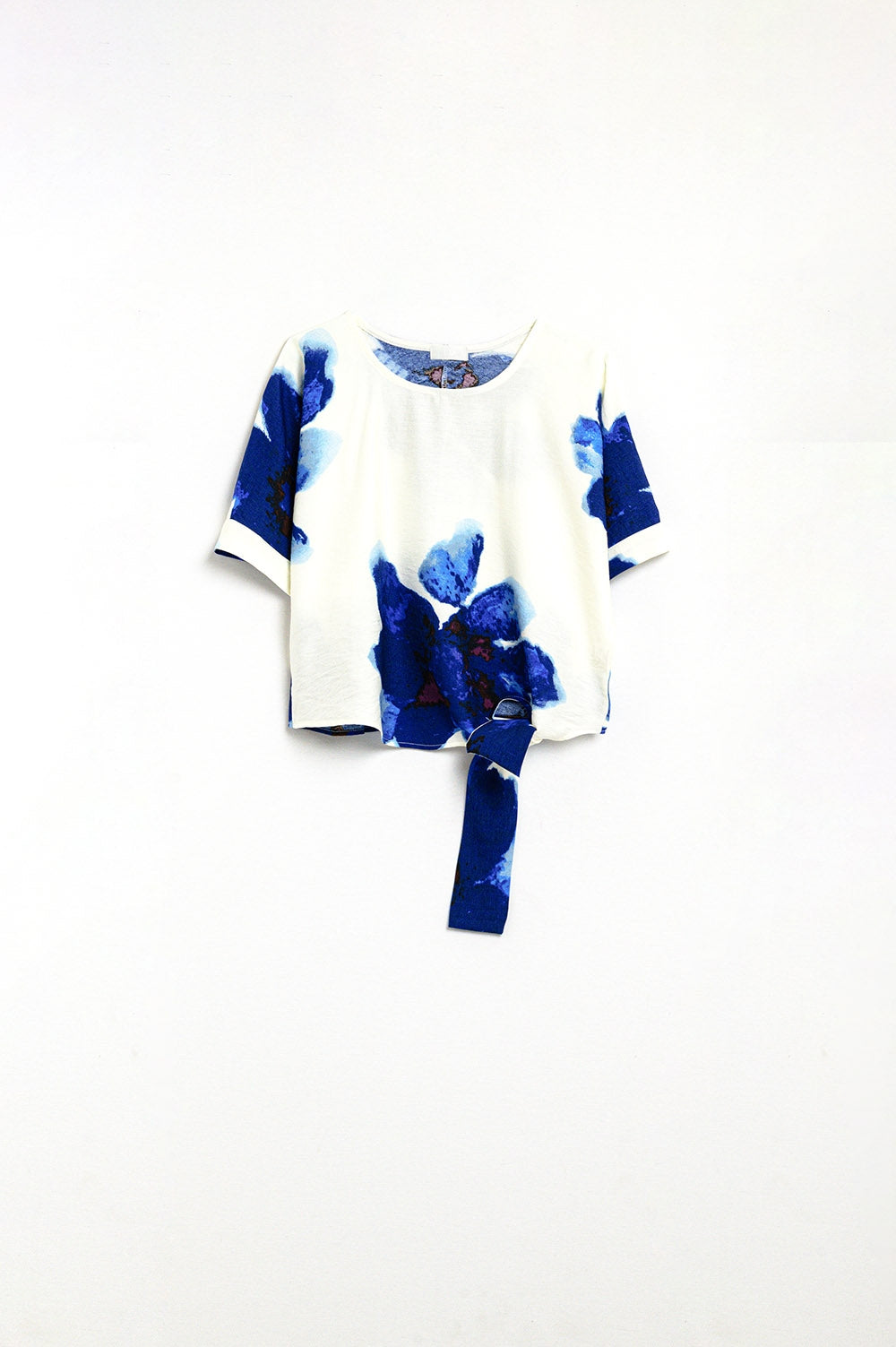 Blouse blanche raccourcie avec imprimé floral tropical en bleu