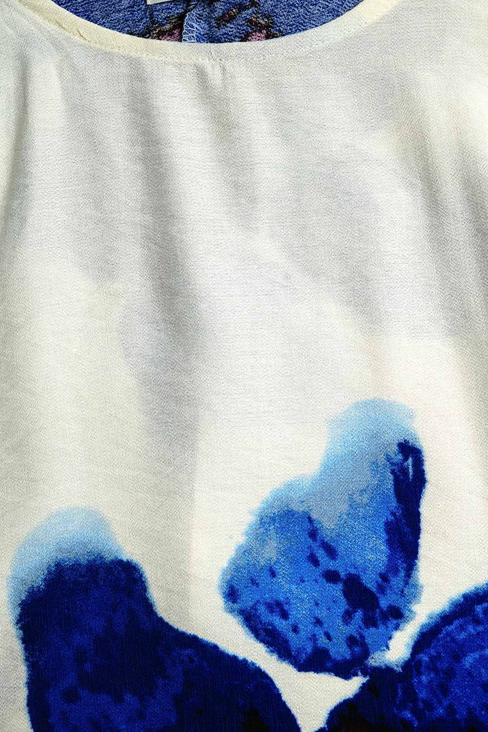 Blouse blanche raccourcie avec imprimé floral tropical en bleu