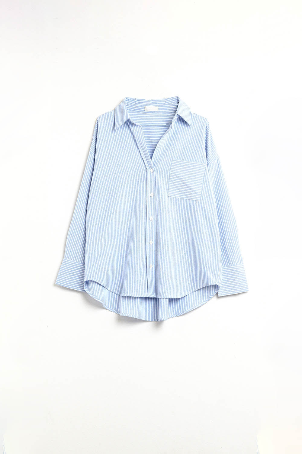 Chemise bleue à rayures blanches avec boutons