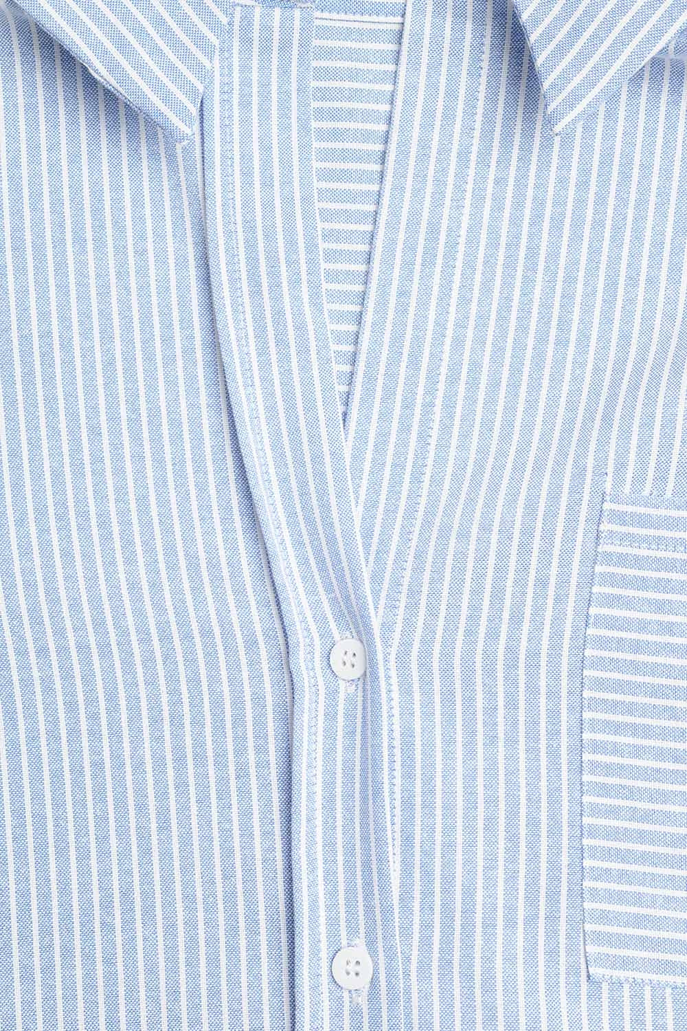 Chemise bleue à rayures blanches avec boutons