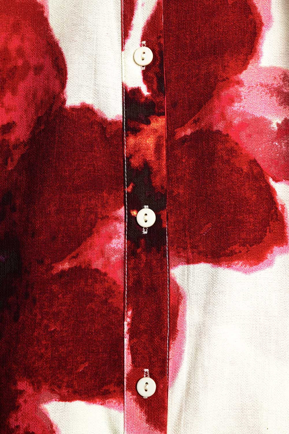 Chemise décontractée en beige avec imprimé de fleurs tropicales en rouge