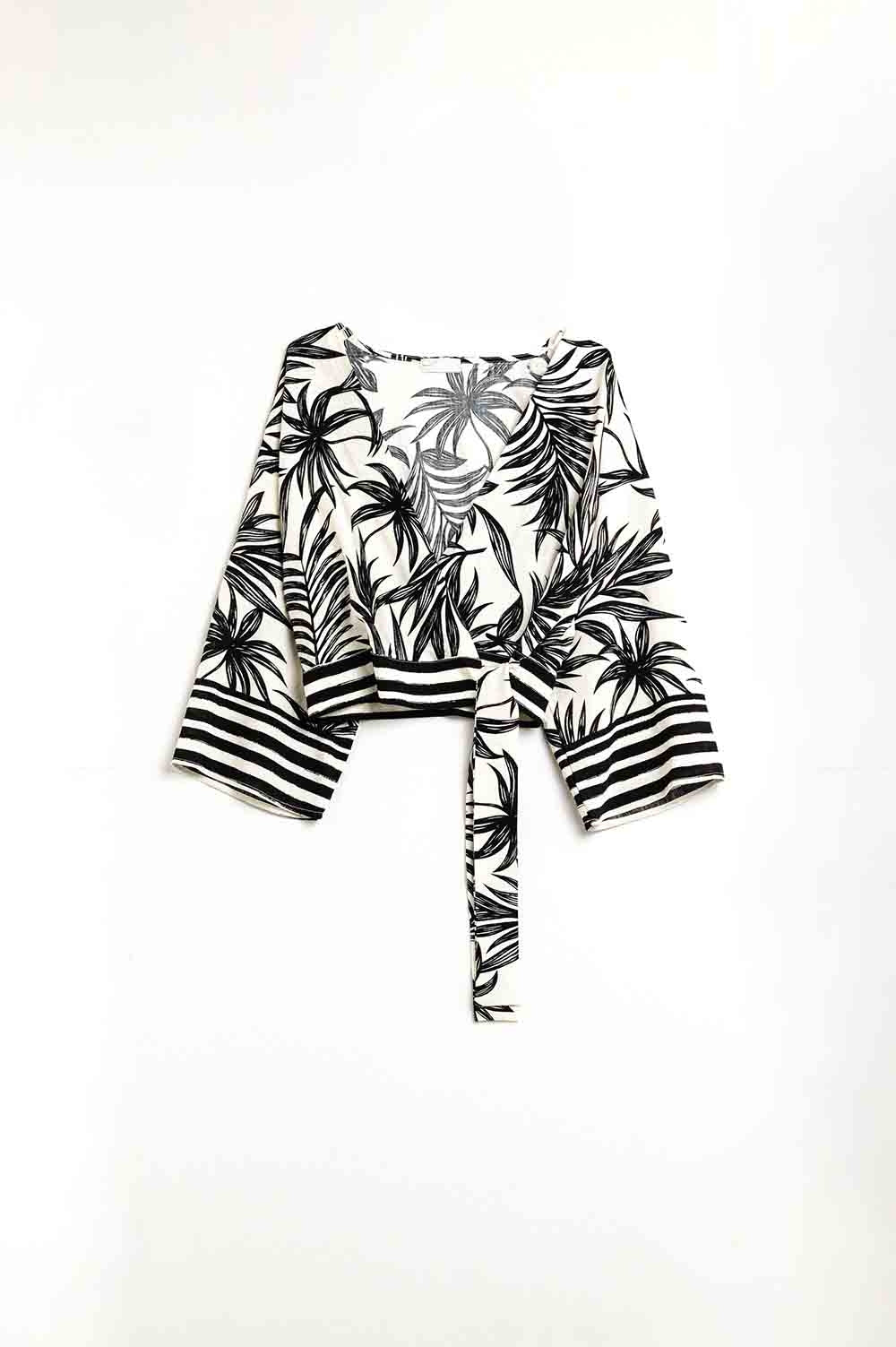 Haut court en blanc avec motif tropical en noir