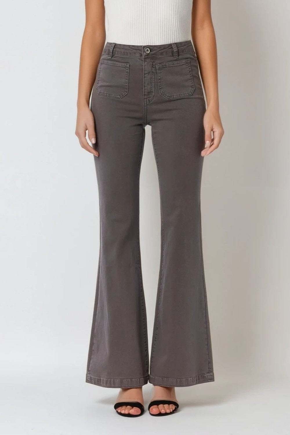 Jeans évasés skinny gris foncé avec poches sur le devant