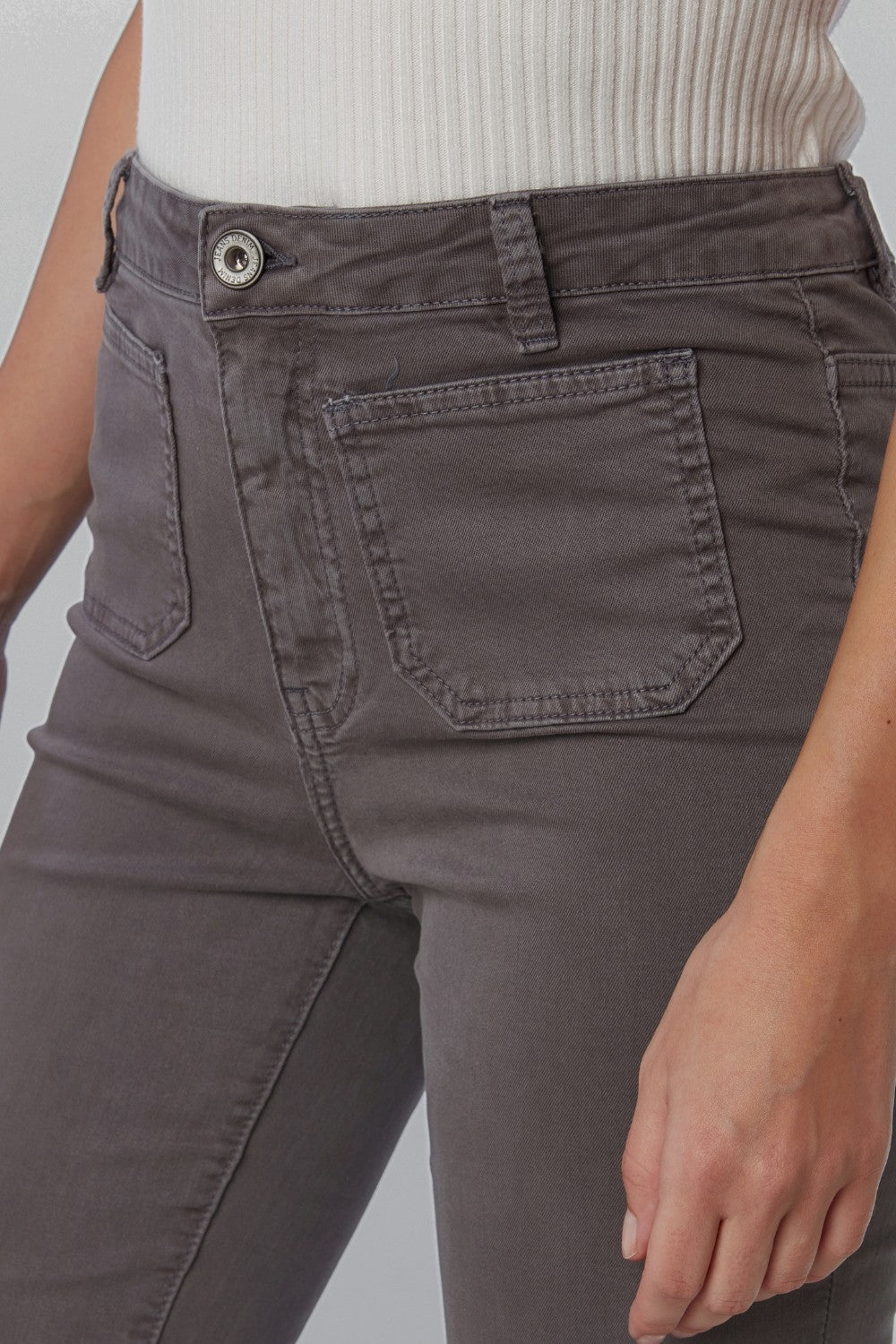 Jeans évasés skinny gris foncé avec poches sur le devant