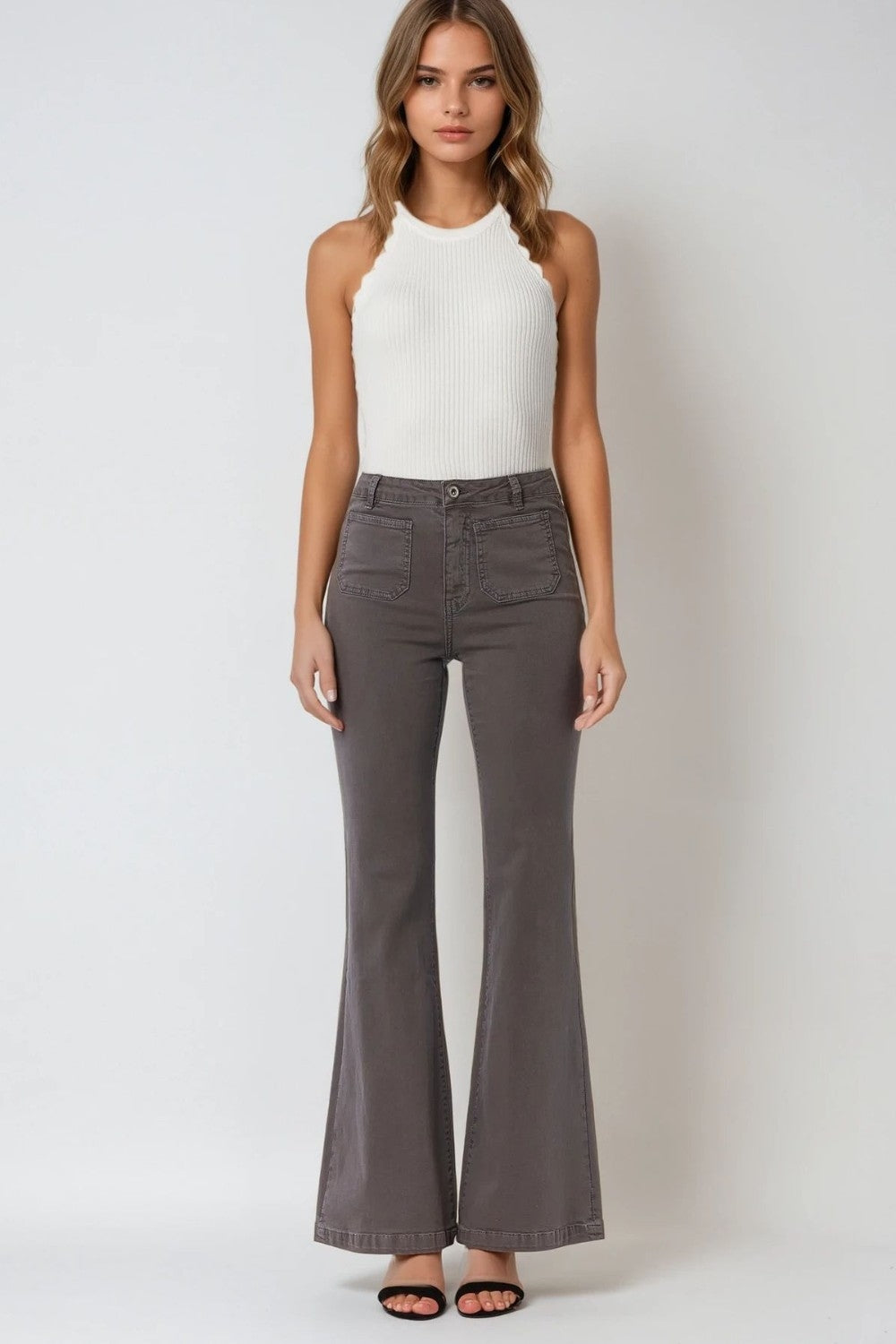 Jeans évasés skinny gris foncé avec poches sur le devant