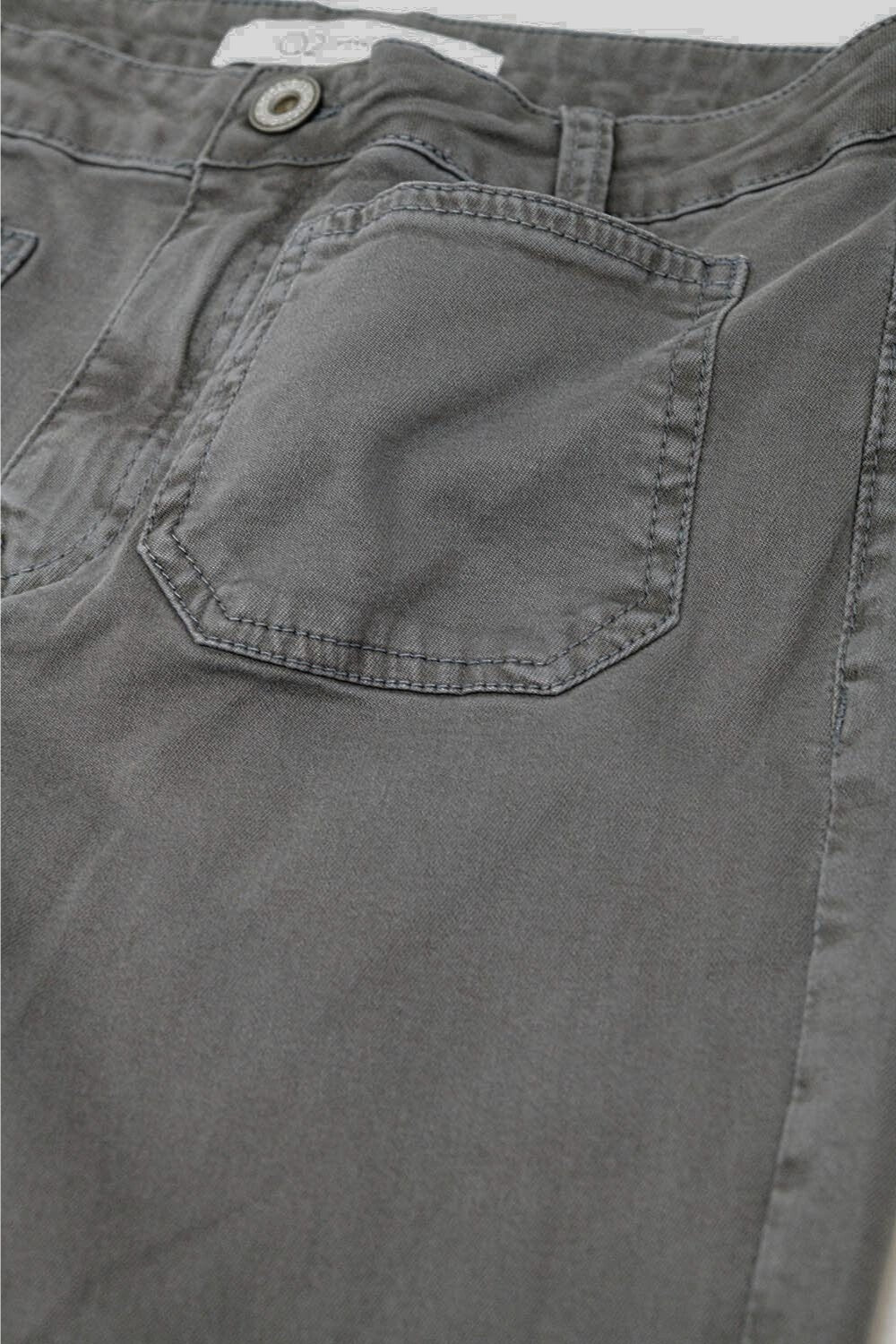 Jeans évasés skinny gris foncé avec poches sur le devant