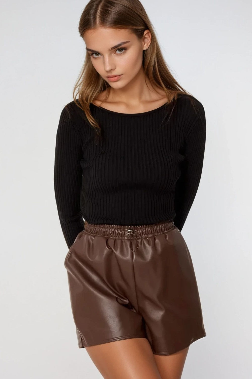 Short en simili-cuir marron avec fronces à la taille et cordon de serrage