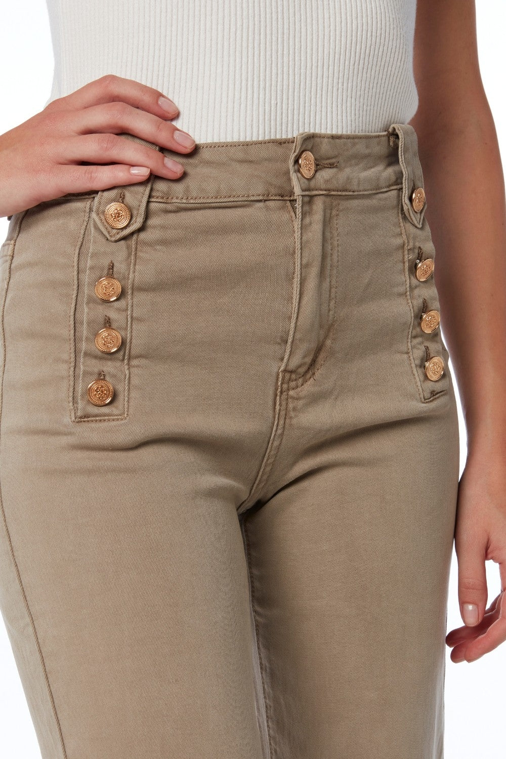 Jean droit avec boutons dorés sur le côté en beige