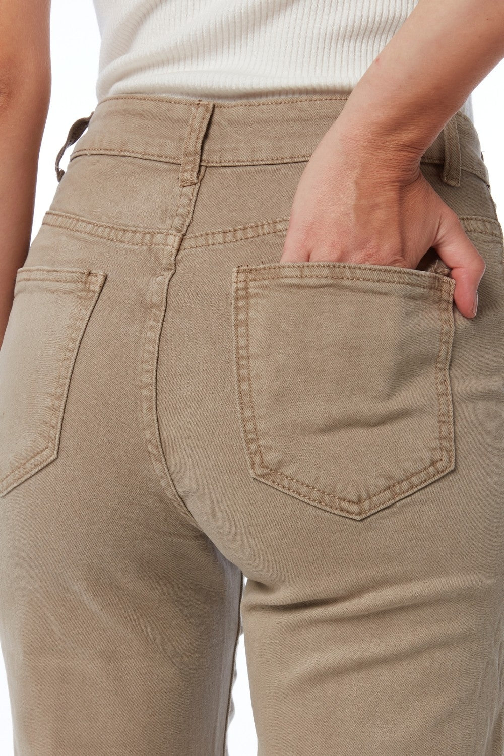 Jean droit avec boutons dorés sur le côté en beige
