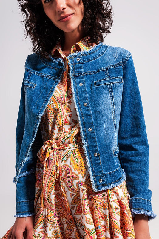 Veste en denim légèrement délavé avec ourlet brut