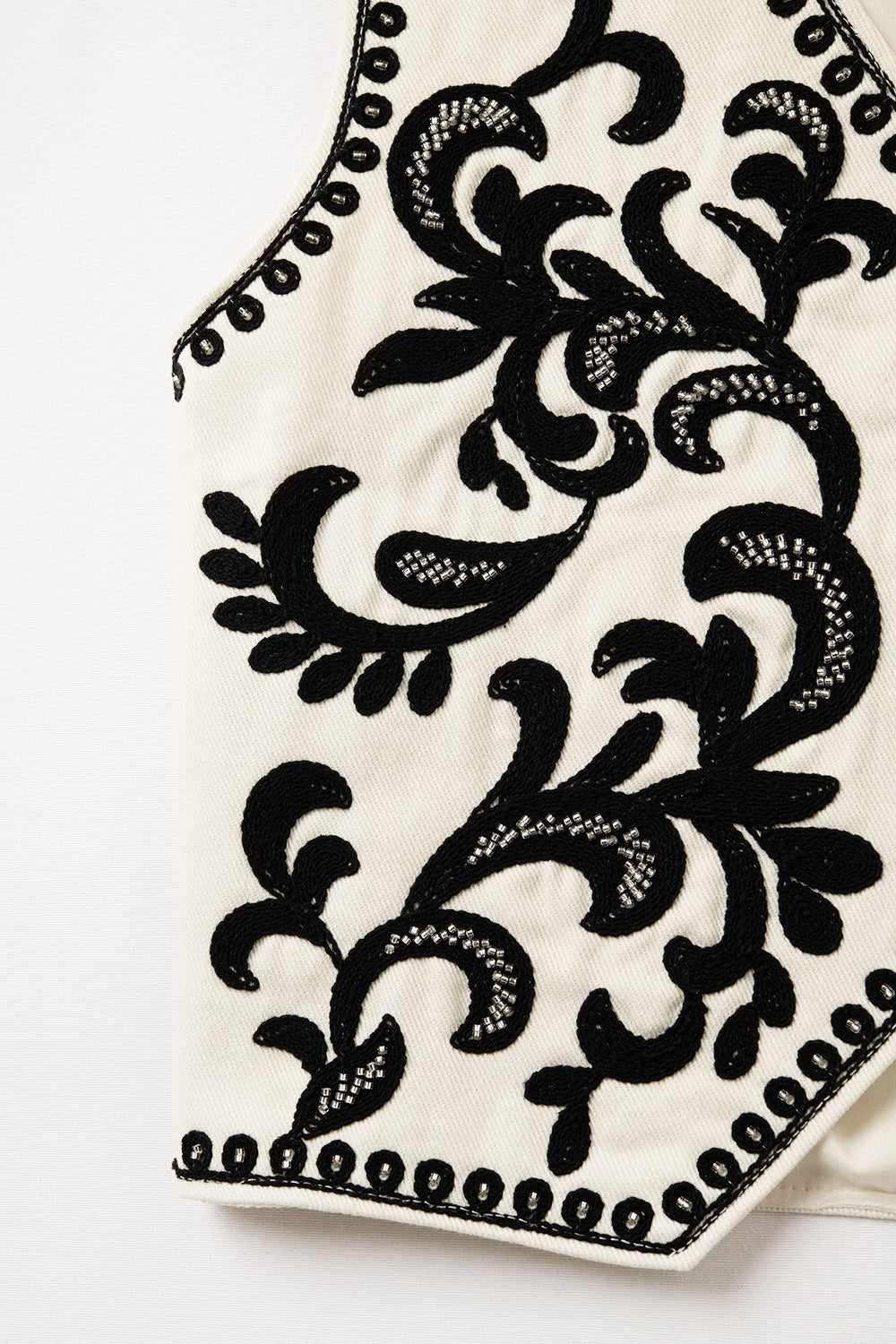 Gilet blanc avec broderie baroque noire