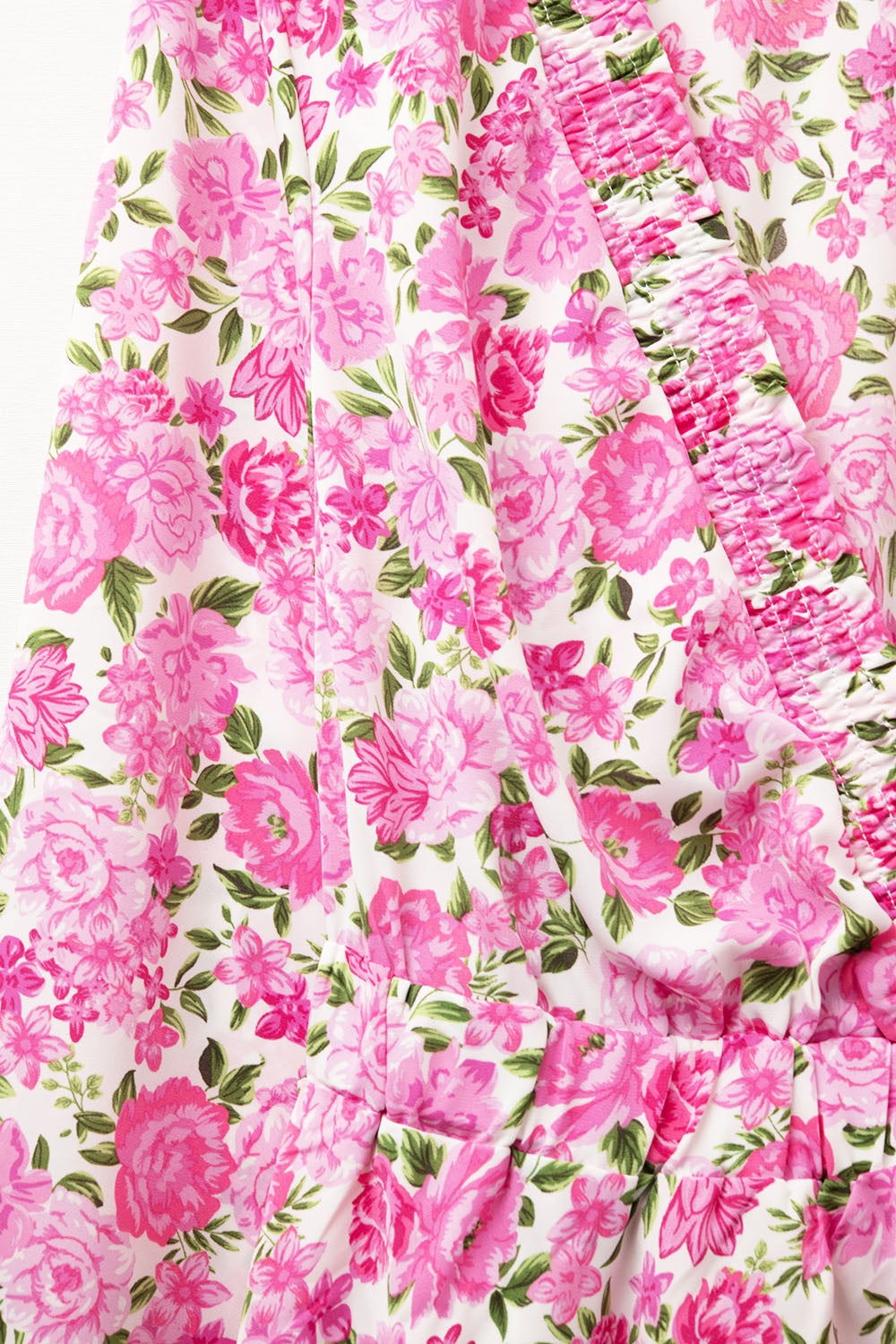 Robe à col en V avec fleurs roses et accents verts
