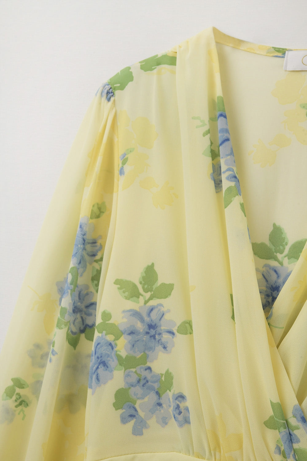 Mini-robe printanière jaune beurre à motifs froncés