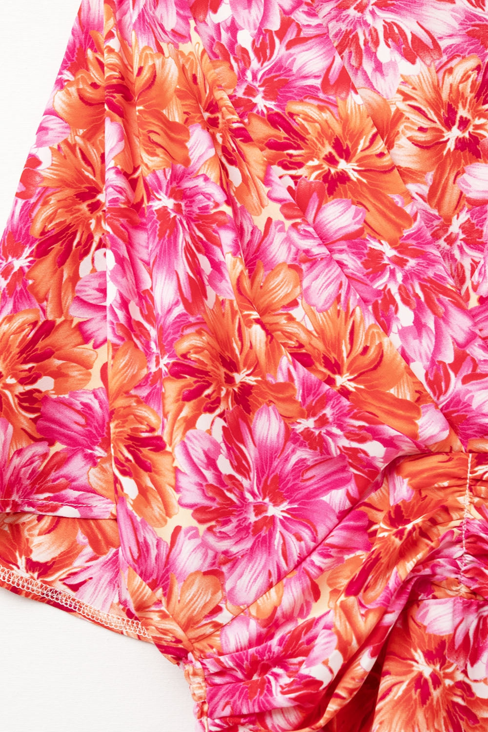 Robe imprimée florale avec des tons roses orange et rouges