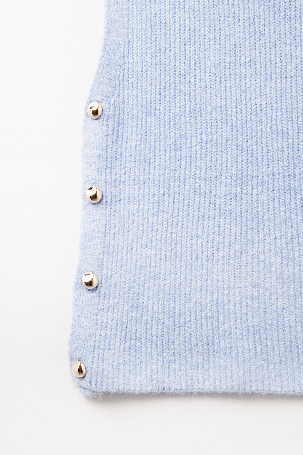 Pull bleu sans manches avec boutons dorés sur le côté
